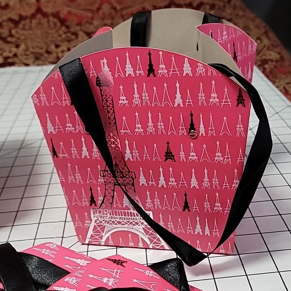 Gift Bag, 7 Pink and 1 Red Eiffel Tower Gift Bags,‎ Base 5.25x5.25 High 5.75 NIB